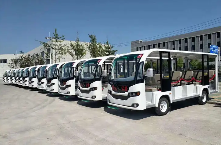 Unser elektrischer Sightseeing-Bus mit niedriger Geschwindigkeit fährt auf den Universitätscampus und wird zur ersten Wahl für den Transport im Park