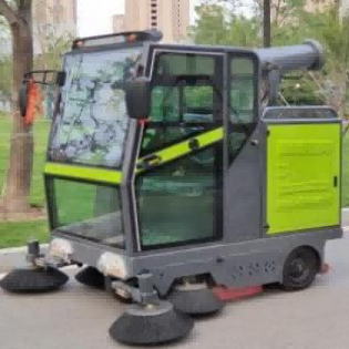 Aufsitzkehrmaschine mit fünf Bürsten