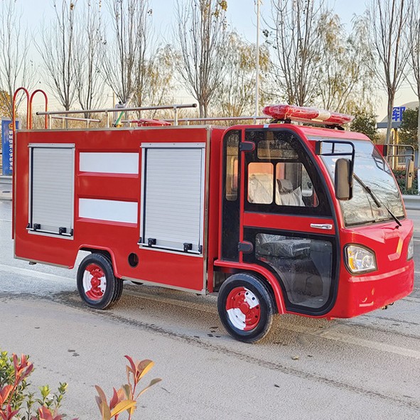 Elektrisches Feuerwehrauto mit Wassertank